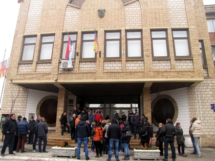 Protestanti ispred zgrade Gradske uprave FOTO: D. Ristić/OK Radio