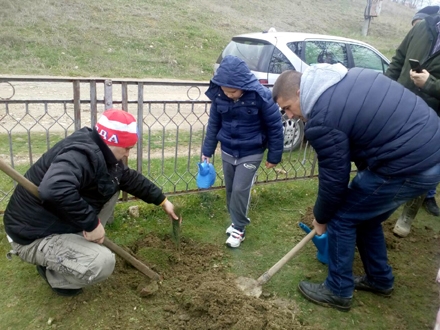 Roditelji i deca zajedno u akciji FOTO: Šumsko gazdinstvo Vranje