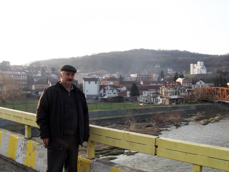 Aleksandar Ilić na mostu čije je bombardovanjepreživeo. Foto: S.Tasić/OK Radio