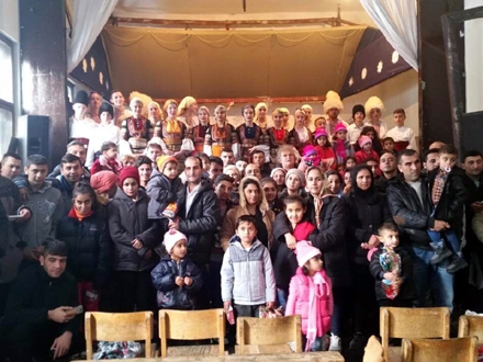 Meštani Bosilegrada i migranti u jednom od zajedničkih druženja FOTO: OK Radio