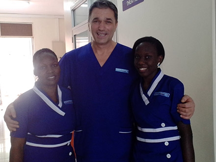 Doktor Živković sa medicinskim sestrama u Ugandi. Foto: Lična arhiva