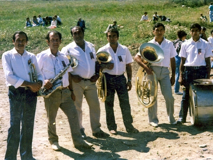 Jova Stojiljković (prvi s leva) sa orkestrom osamdesetih godina FOTO: Privatna arhiva