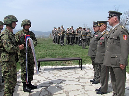 Predstavnici Kopnene vojske odaju poštu stradalima. Foto: S.Tasić/OK Radio