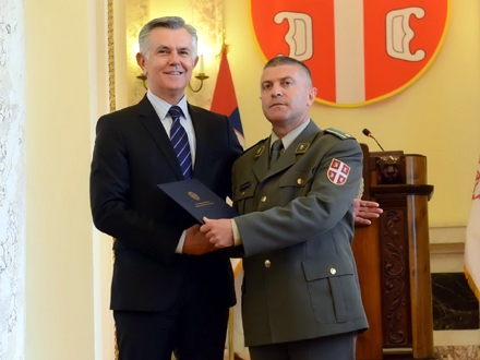 Duško Jovanović uručuje nagradu majoru Dimitrijeviću FOTO: G. Stanković/Vojska Srbije 