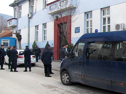 Policija ispred svoje uprave u Vranju. Foto: S.Tasić/OK Radio