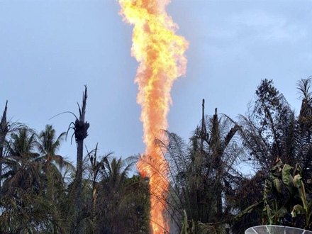 Izlivanje nafte izazvalo ogroman požar FOTO: AP