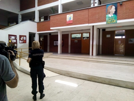 Policija vrši uviđaj u školi FOTO: S. Tasić/OK Radio