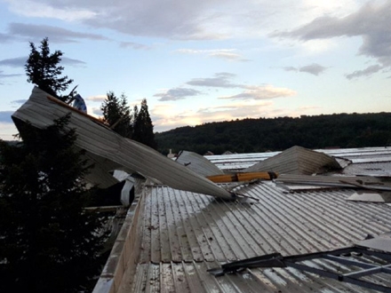 Veliki deo krova uništen FOTO: 