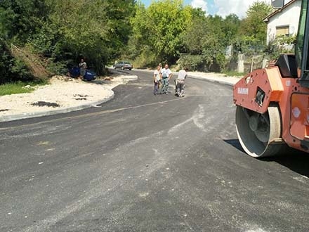 Završni sloj asfalta u Radničkoj. Foto: vranje.org.rs
