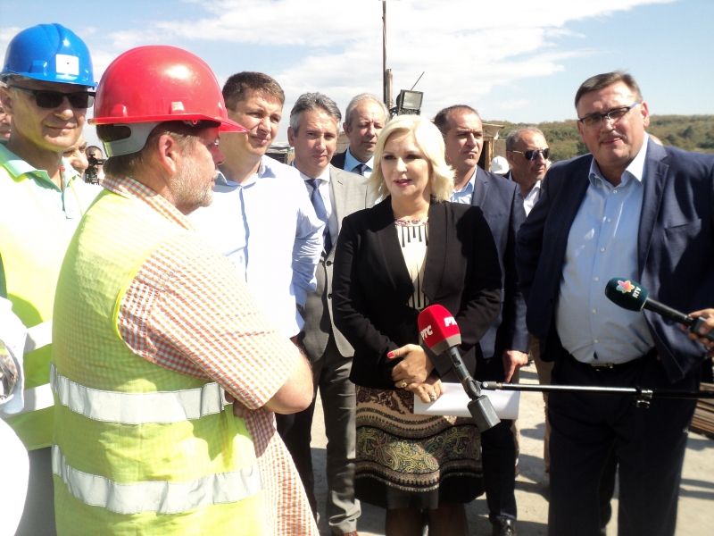 Ministarka Mihajlović na autoputu kod Bujanovca. Foto: S.Tasić/OK Radio