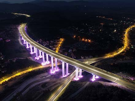 Most Vrla se pruža preko Vladičinog Hana. Foto: Koridori Srbije