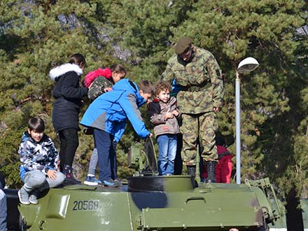 Mališani u druženju sa vojnicima. Foto: G. Mitić/OK Radio
