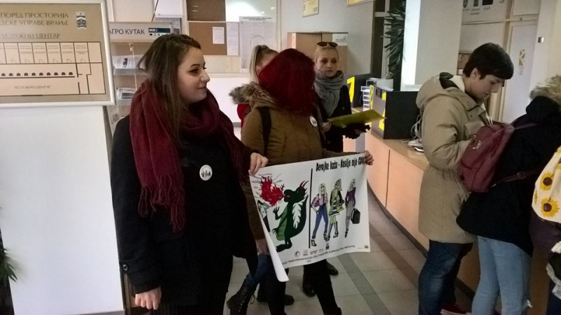Aktivistkinje predaju zahteve. Foto: FB