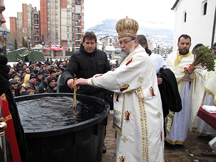 Kupanje krsta samo kod crkava. Foto: S.Tasić/OK Radio