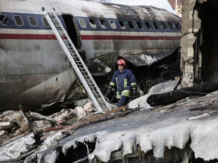 Vatrogasac među ostacima iranskog aviona FOTO: Reuters