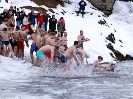 Pedesetak plivača plivalo u zaleđenoj vodi jezera FOTO: D. Milošević