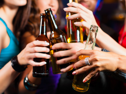 Polovina mladih povremeno pije, a petina se povremeno opija FOTO: Thinkstock