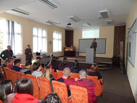 Predavanje u vranjskoj Gimnaziji. Foto: MOD