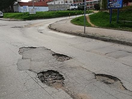 Kosovskoj potreban novi asfalt. Foto: OK Radio