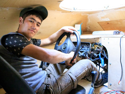 Muhamadšarif Džalilov za volanom drvenog tenka FOTO: Printscreen