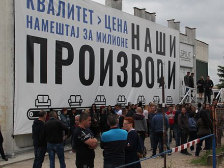 Radnici ispred pogona u Vranju. Foto: S.Tasić/OK Radio