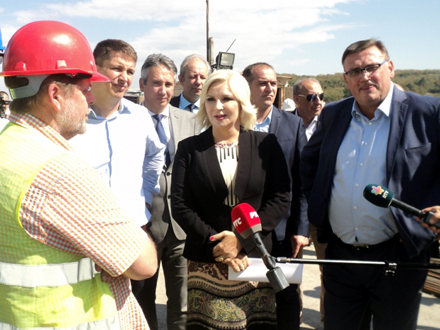 Ministarka Mihajlović tokom jednog od prethodnih obilaska Koridora 10 FOTO: OK Radio