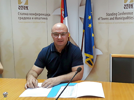 Ugovor potpisao većnik Dejan Ivanović FOTO: vranje.org.rs
