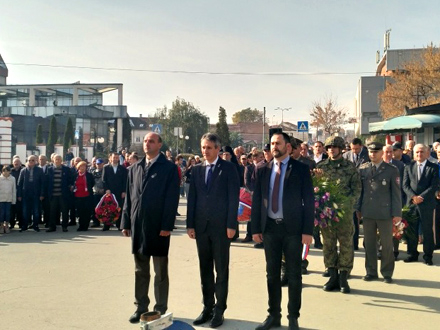 Delegacija grada Vranja ispred spomenika FOTO: vranje.org.rs