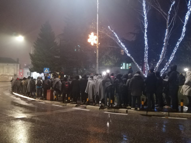 Migranti ispred PS u Vladičinom Hanu. Foto: S.Tasić/OK Radio