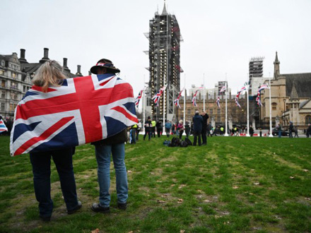 Okupljanje ispred parlamenta u Londonu FOTO: EPA