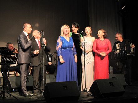 Najbolji pevači vranjskih pesama u sali Pozorišta FOTO: D. Ristić/OK Radio