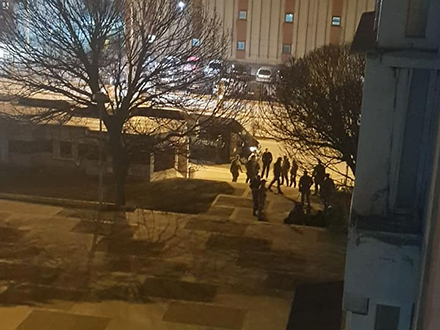 Grupa migranata, žandarmerija i policija. Foto: FB Vranje noću