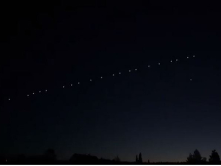 Kolona svetlećih kugli dobro vidljiva na vedrom nebu FOTO: Twitter/Živojin Žika Petrović