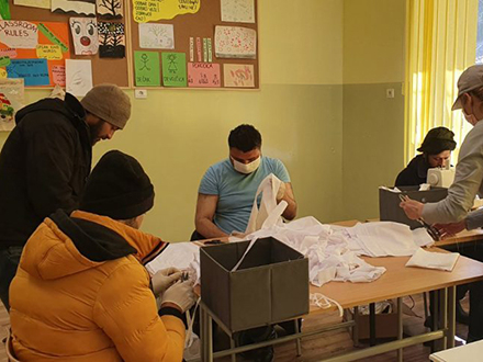 Migranti u Bujanovcu šiju maske. Foto: EU