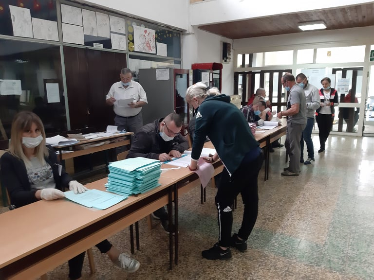 Glasanje s eponavlja na pojedinim biralištima. Foto: S.Tasić/OK Radio