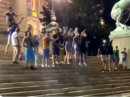 Grupa protestanata na stepenicama Narodne skupštine FOTO: Screenshot