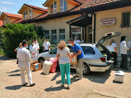 Uručenje pomoći medicinskom osoblju kovid bolnice u Vranju FOTO: CMTDO