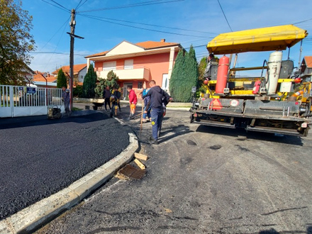 Završni sloj asfalta u dužini od 200 metara FOTO: vranje.org.rs