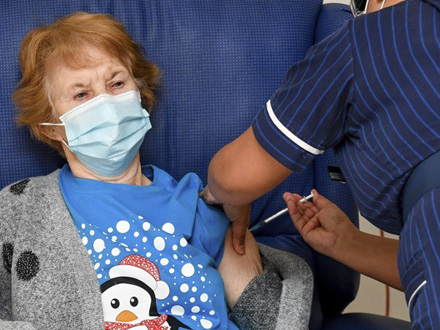 Britanka koja je prva na svetu primila vakcinu FOTO: AP
