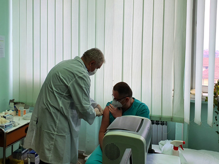 Prvi vakcinisan dr Igor Stojanović, načelnik Hirurgije FOTO: ZC Vranje