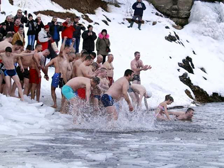 Plivače prkose ledeno hladnoj vodi Vlasinskog jezera FOTO: D. Milošević