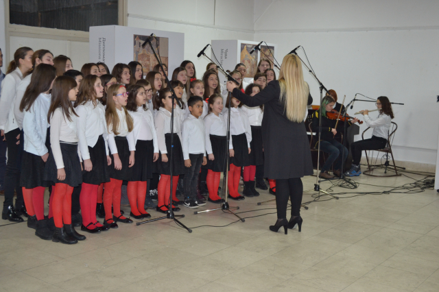 Migranti dele paketiće 