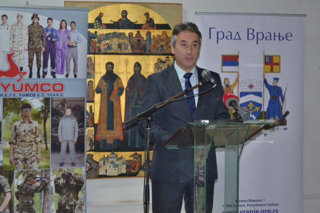 Migranti dele paketiće 