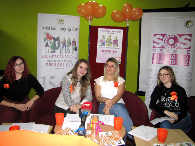 Narandžasta čajanka sa novinarima