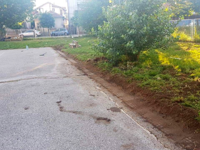Sami sređuju teren kod Gimnazije