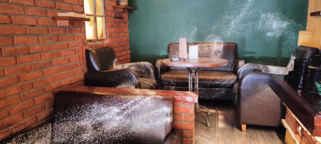 Vandalski napad na No Comment kafe