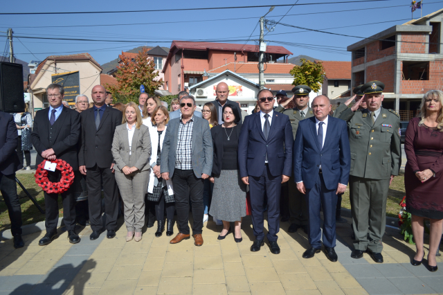 Polaganje venaca palim heroinama