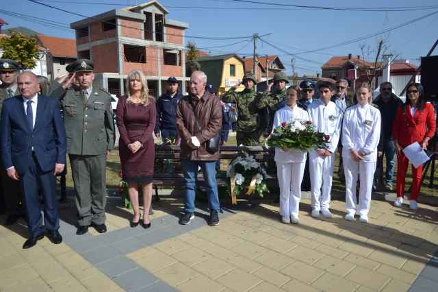 Polaganje venaca palim heroinama