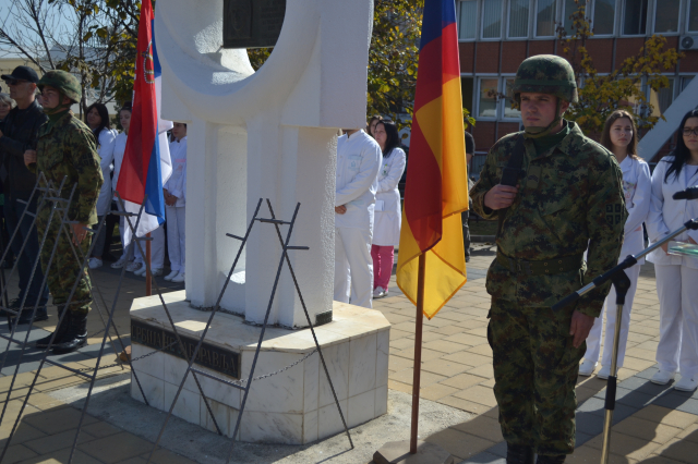 Polaganje venaca palim heroinama