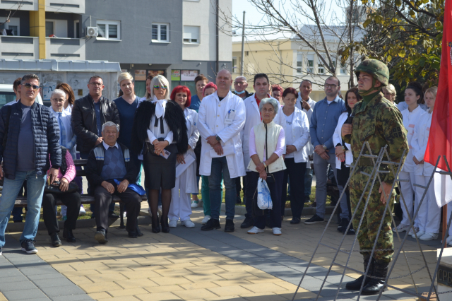 Polaganje venaca palim heroinama